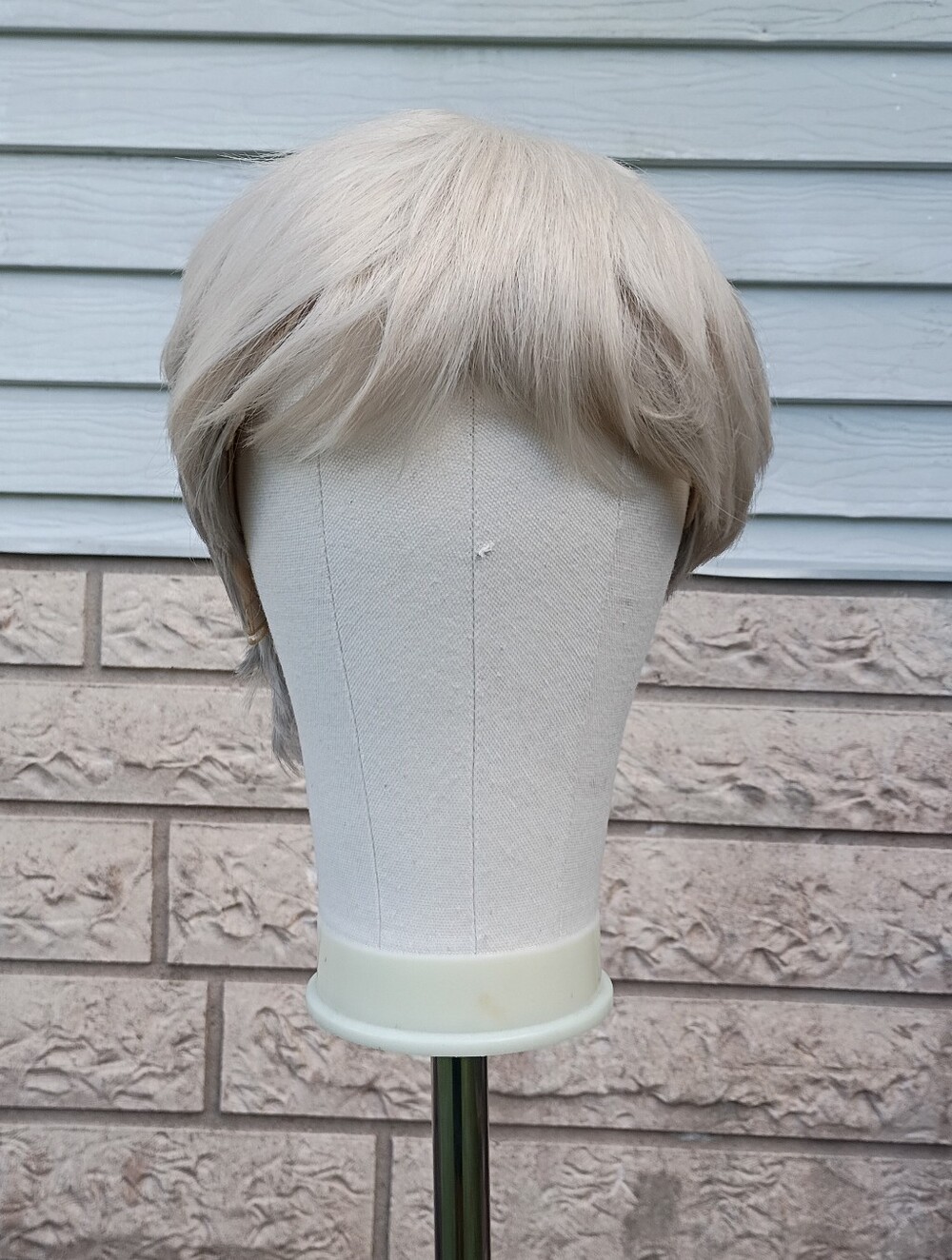 Short Champagne Blonde To Grey Layered Wig